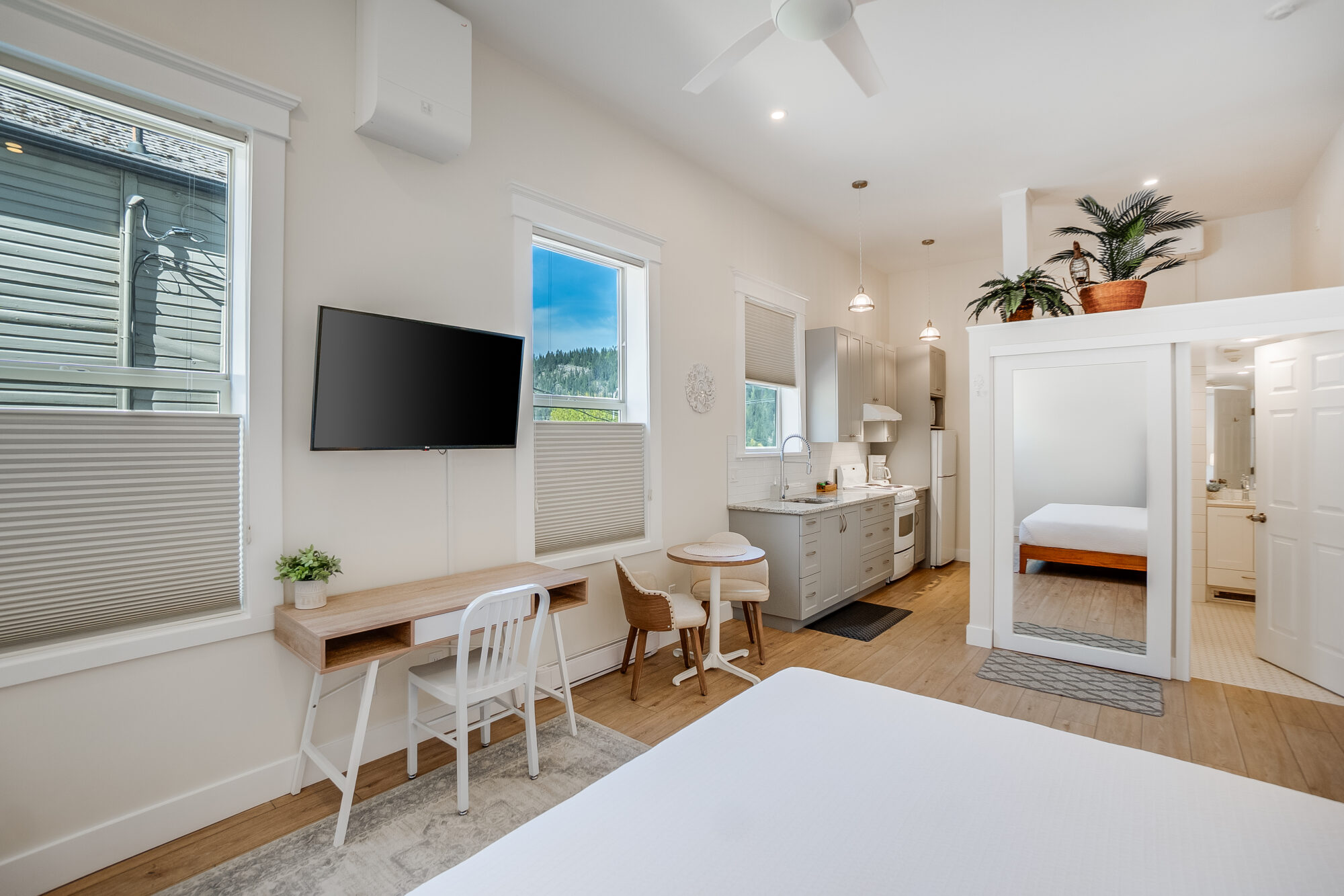 Hotel suite with kitchen and high ceilings
